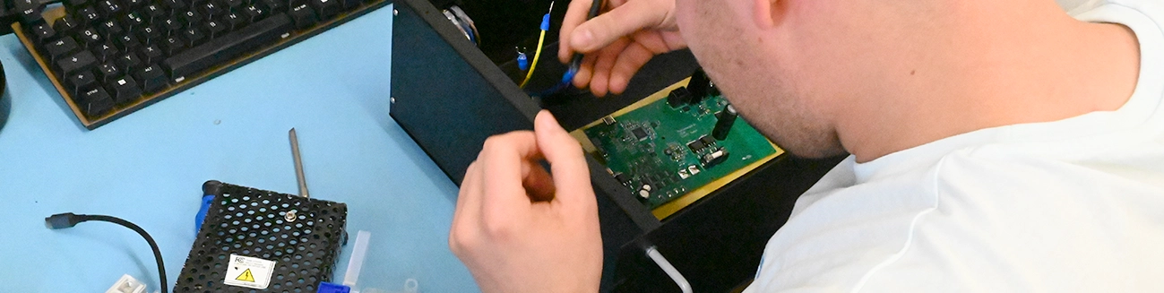 Experte tüftelt am All-in-One Auslesegerät