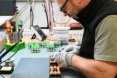 Mitarbeiter arbeitet am Zellpaket