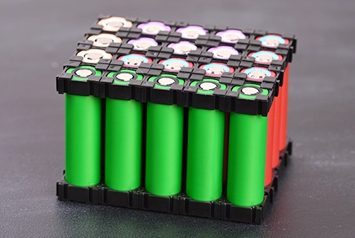 Lithium-Ionen Zellpaket mit grünen und roten Batterien
