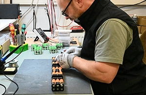 Reparatur Experte baut neues Zellpaket