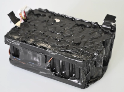 Zellpaket mit schwarzer Vergussmasse versiegelt